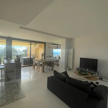 Magnificent T2 With Swimming Pool *